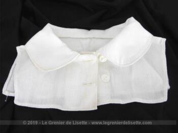 Voici une ancienne guimpe ou plastron fait main en coton côtelé pour jeune fille ou petit tour de cou.