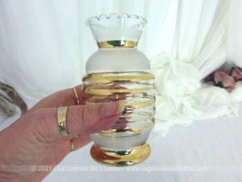 Voici un carafon ou petit vase de 12 cm de haut sur 7 cm de diamètre, en verre blanc et poli par endroit, portant des décors dorés peints à la main.
