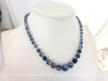 Voici collier ras de cou en perles de verre à facettes couleur bleu, de taille croissante jusqu'au centre et mesurant 45 cm.