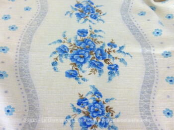 Voici un coupon de tissus vraiment tendance shabby avec ses guirlandes de fleurs bleues de 195 x 200 cm.