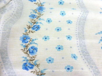 Voici un coupon de tissus vraiment tendance shabby avec ses guirlandes de fleurs bleues de 195 x 200 cm.