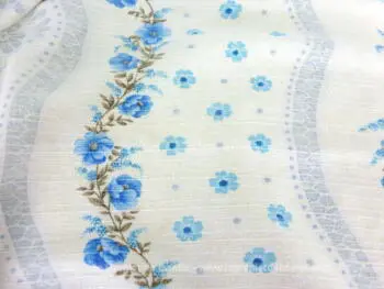 Voici un coupon de tissus vraiment tendance shabby avec ses guirlandes de fleurs bleues de 195 x 200 cm.