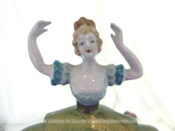 Adorable figurine en céramique d'une marquise danseuse à la jupe dorée sur 15 cm de haut.