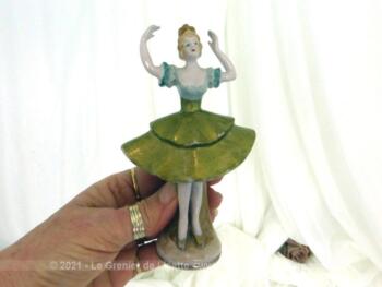 Adorable figurine en céramique d'une marquise danseuse à la jupe dorée sur 15 cm de haut.