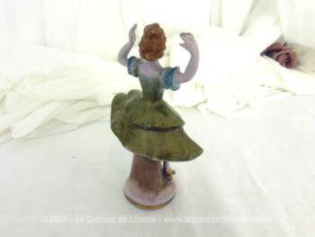 Adorable figurine en céramique d'une marquise danseuse à la jupe dorée sur 15 cm de haut.