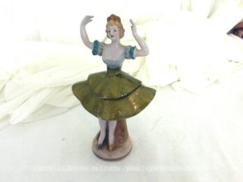 Adorable figurine en céramique d'une marquise danseuse à la jupe dorée sur 15 cm de haut.