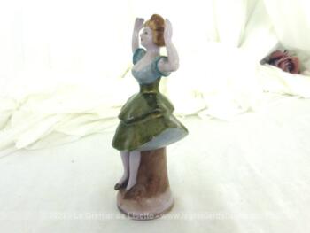Adorable figurine en céramique d'une marquise danseuse à la jupe dorée sur 15 cm de haut.