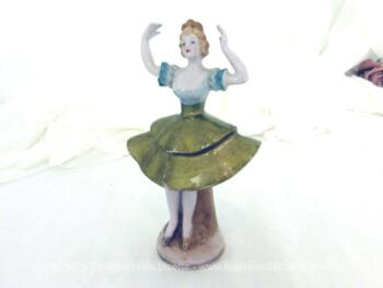 Adorable figurine en céramique d'une marquise danseuse à la jupe dorée sur 15 cm de haut.