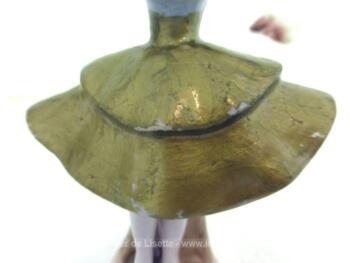 Adorable figurine en céramique d'une marquise danseuse à la jupe dorée sur 15 cm de haut.