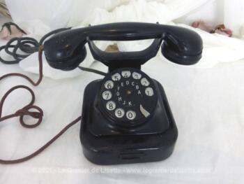 Ancien et superbe téléphone très vintage datant des années 50/60 dont la ligne et le charme s’harmoniseront à toutes les décorations et à toutes les tendances !