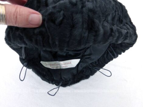 En astrakan, voici un ancien chapeau de forme tambourin en pointe sur le devant et l'arrière, avec ses crochets incorporés.