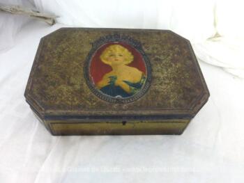 Voici un ancienne boite en métal avec sur le couvercle un écusson avec le dessin d'une femme des années 20 en sérigraphie