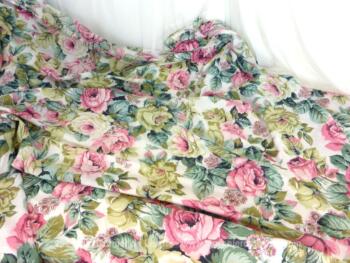 Sur 245 x 145 cm, voici un coupon de tissus en coton léger, comme un drap, avec un superbe motif floral avec des roses et des pivoine de couleur très tendance shabby.