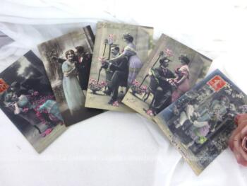 Voici un lot de 5 anciennes cartes postales colorisées datées de 1912 représentant toute l'idylle d'un couple.
