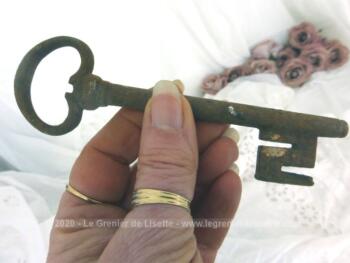 Voici une ancienne grosse clé de manoir paneton forme Z de 13 cm de long avec toute sa belle patine d'origine remplie d'authenticité.