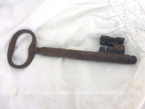 Avec une superbe patine d'origine remplie d'authenticité, voici une ancienne grosse et lourde clé de manoir de 13 cm de long avec un paneton double en forme de T.
