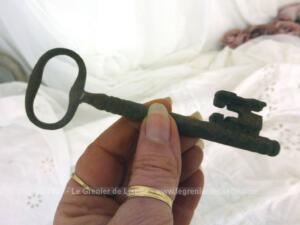 Ancienne grosse clé de manoir paneton forme T