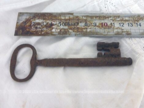 Avec une superbe patine d'origine remplie d'authenticité, voici une ancienne grosse et lourde clé de manoir de 13 cm de long avec un paneton double en forme de T.