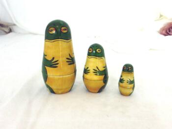 Voici un jeu de 3 grenouilles encastrables façon poupées Russes, décorées de vert et jaune. Elles vous attendent ! Vraiment original....