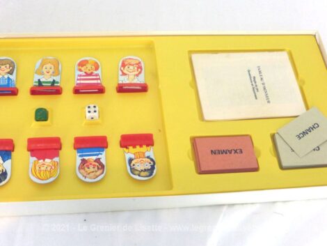 Sur 25 x 49 x 5 cm, et datant de 1972, voici une ancienne boite du jeu "Tableau d'Honneur" de MB, complète avec plateau, cartes et pions .