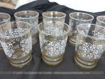 Voici un lot superbe lot vintage de 8 verres de 9 cm de haut décoré par des liserés dorés, des dorures et des gravures de volutes et arabesques.