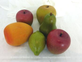 Voici un superbe lot de 6 fruits décoratifs en bois peint représentant 2 pommes vertes, une pomme rouge, une poire, un citron vert et un gros abricot.