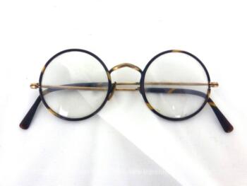 Voici une ancienne paire de lunettes rondes imitation écaille avec des branches qui se terminent aussi en imitation écaille. Vraiment vintage !