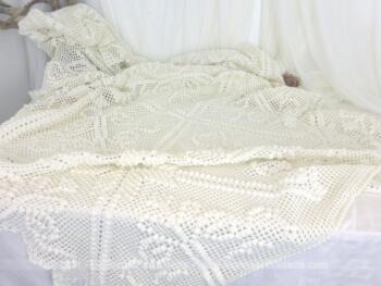 Ancien couvre-lit au crochet fait main en beau coton blanc de 190 x 120 cm auquel il faut y ajouter une bande de 5 cm sur 3 cotés.