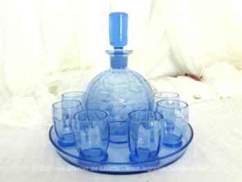 Voici un ancien service à liqueur en verre bleu avec son plateau, son carafon avec son beau bouchon et ses 8 petits verres.