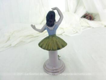 Adorable figurine en céramique d'une marquise danseuse à la jupe dorée sur 14.5 cm de haut sur piédestal rond.avec un bras au dessus de la tête.