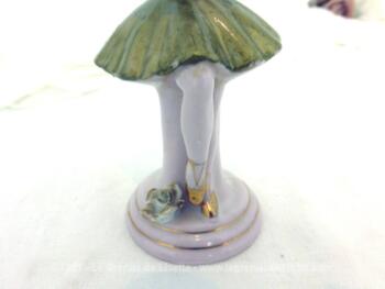 Adorable figurine en céramique d'une marquise danseuse à la jupe dorée sur 14.5 cm de haut sur piédestal rond.avec un bras au dessus de la tête.