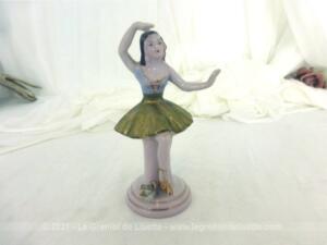 Figurine céramique danseuse jupe piédestal