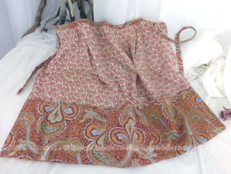 Adorable petit tablier court vintage fait main en tissus provençal avec ses 3 poches.