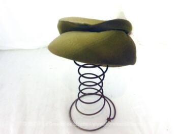 Voici un ancien bibi asymétrique en velours de couleur mordoré en dégradé. Pièce unique de la modiste "Elisabeth - Haute Mode - Paris". Pièce unique.