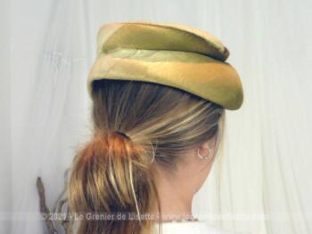 Voici un ancien bibi asymétrique en velours de couleur mordoré en dégradé. Pièce unique de la modiste "Elisabeth - Haute Mode - Paris". Pièce unique.