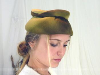 Voici un ancien bibi asymétrique en velours de couleur mordoré en dégradé. Pièce unique de la modiste "Elisabeth - Haute Mode - Paris". Pièce unique.