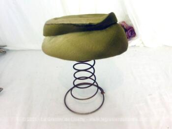 Voici un ancien bibi asymétrique en velours de couleur mordoré en dégradé. Pièce unique de la modiste "Elisabeth - Haute Mode - Paris". Pièce unique.