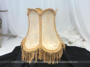 De couleur ocre, voici un ancien abat jour à franges vintage avec une forme à six pans décorés de tissus satinée et veloutée et ses franges.