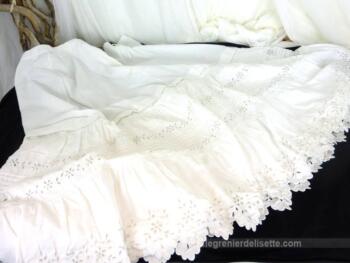 Ancien long et ample jupon avec dentelle ajourée et plis religieuses avec un lien pour resserrer la taille, 90 cm de haut avec 280 cm d'ampleur. Superbe !