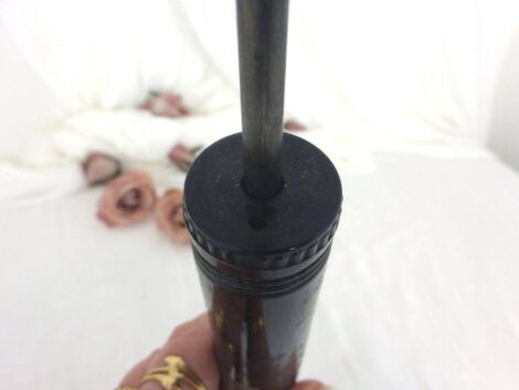 Voici une ancienne pompe à main en aluminium, sérigraphié en noir de la marque Duarig avec son manche en bois et un embout dévissable.
