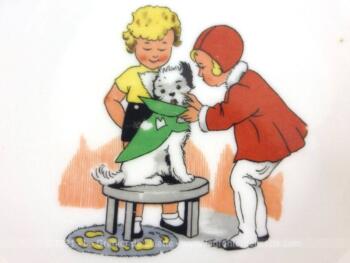 Adorable petite assiette en porcelaine de Limoges datant des années 60 avec un dessin dans le style de Germaine Bouret.