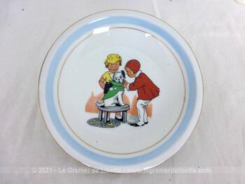 Adorable petite assiette en porcelaine de Limoges datant des années 60 avec un dessin dans le style de Germaine Bouret.