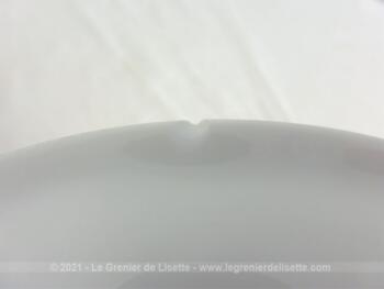 Adorable petite assiette en porcelaine de Limoges datant des années 60 avec un dessin dans le style de Germaine Bouret.
