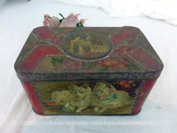Voici une ancienne boite en métal de 10.5 x 17 x 9 cm avec sur le couvercle et les 4 cotés des chiens sérigraphiés. Trés originale et vintage !