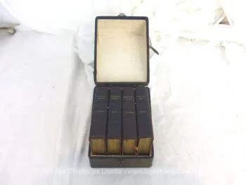 Voici un coffret contenant 4 petits Missels Paroissien, chacun correspondant à une saison, avec belle reliure en cuir et tranche doré à l'or fin.