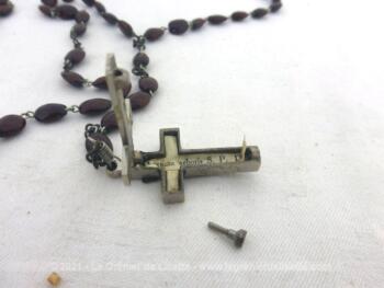 Voici un ancien chapelet en perles de verre marron avec sur le crucifix du bois de l'arbre de Saint Dominique et une ouverture pour trouver à l'intérieur un papier indiquant "Lignum Arboris S.P.D. Dominici". A dos le mot "Roma".