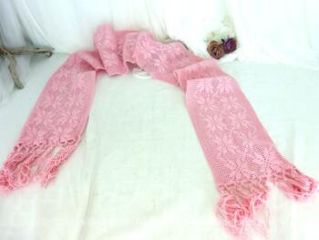 Long chemin de table réalisé à la main au crochet et teinté rose pastel dans un beau fil de coton blanc épais de 180 x 20 cm, plus 15 cm de franges aux deux extrémités.