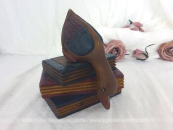 Sur 13 x 16 x 15 cm, voici une adorable petite sculpture en bois représentant un canard perché sur une pile de 3 livres, le tout avec une belle patine façon rétro.
