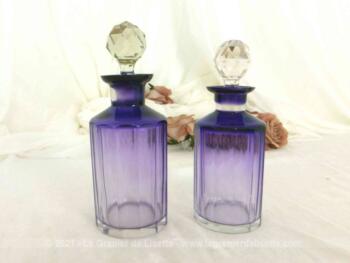 Voici un duo de flacons de taille différentes en cristal avec un dégradé de couleur parme et superbe bouchon rond à facettes.
