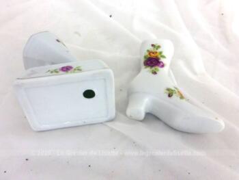 Voici un duo de miniatures d'une bottine et d'un gramophone en porcelaine blanche décorées de fleurs roses pour une tendance shabby.